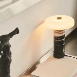 Trip oppladbar bordlampe - Sort marmor/Hvit skjerm
