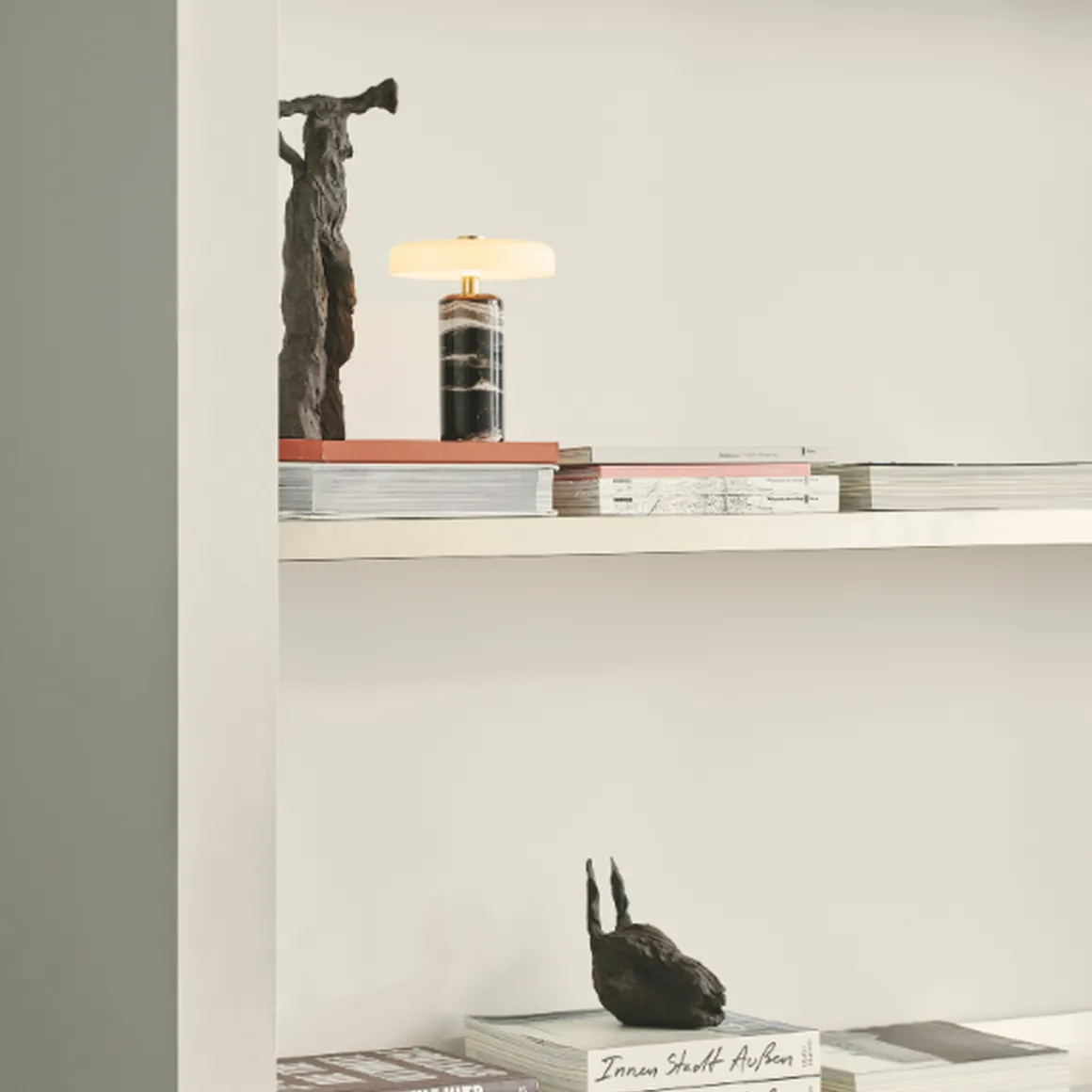 Trip oppladbar bordlampe - Sort marmor/Hvit skjerm