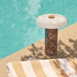 Trip oppladbar bordlampe - Dark Emperador brun marmor/Hvit skjerm