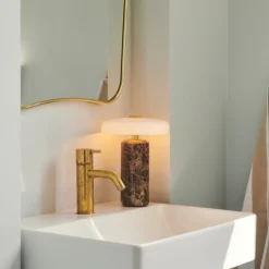 Trip oppladbar bordlampe - Dark Emperador brun marmor/Hvit skjerm