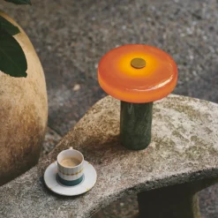 Trip oppladbar bordlampe - Moss marmor/Orange blank skjerm