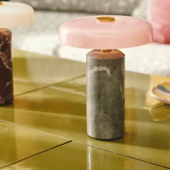 Trip oppladbar bordlampe - Sølv marmor/Rosa blank skjerm