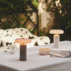 Trip oppladbar bordlampe - Sølv marmor/Rosa blank skjerm