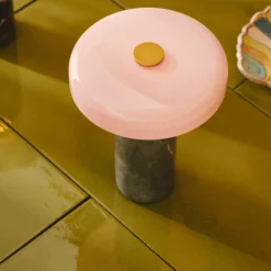 Trip oppladbar bordlampe - Sølv marmor/Rosa blank skjerm