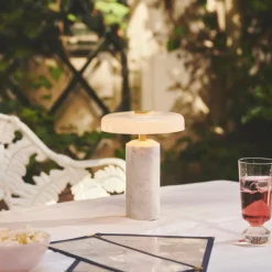 Trip oppladbar bordlampe - Hvit marmor/Hvit skjerm