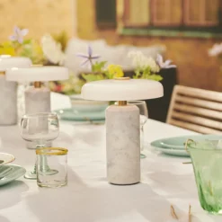 Trip oppladbar bordlampe - Hvit marmor/Hvit skjerm